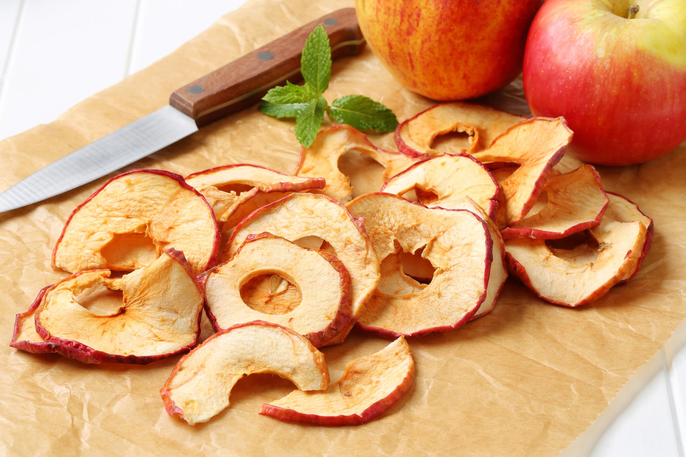 Сравни условия засушивания яблок на разных подносах. Яблоко сушёное. Яблочные чипсы. Долька яблока. Сухофрукты из яблок.